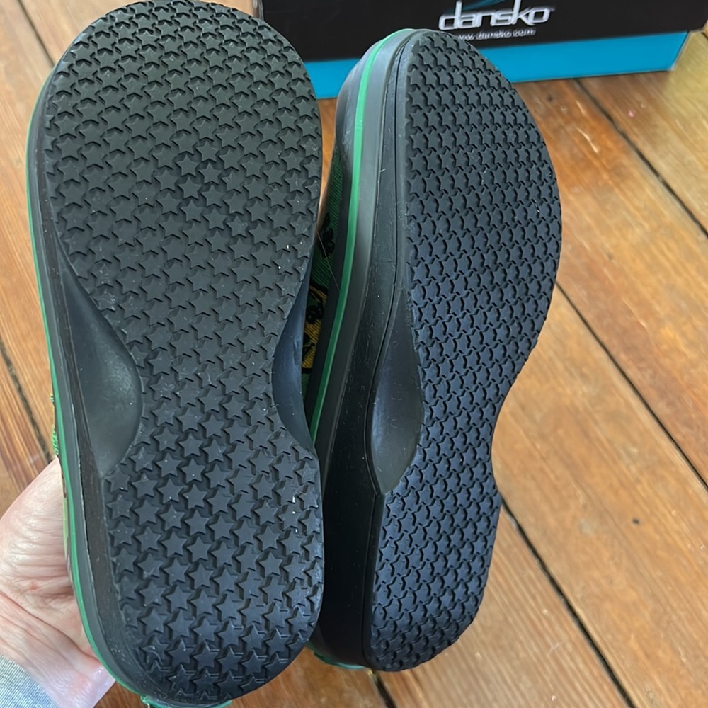 Green frog print Dansko clogs for kids!  New in box! - Picture 3 of 5